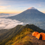 Gunung Ciremai saat matahari terbit
