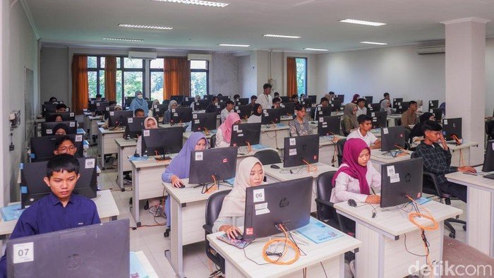 peserta-mengikuti-utbk-snbt-yang-digelar-unsoed-purwokerto-kamis-2442025-1745466168254_169 (1)