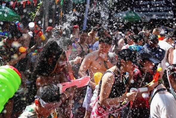 serunya-perang-air-rayakan-tahun-baru-tradisional-songkran-di-thailand-1744627287738_169