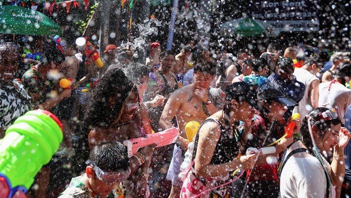 serunya-perang-air-rayakan-tahun-baru-tradisional-songkran-di-thailand-1744627287738_169