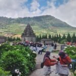 suasana-di-objek-wisata-di-komplek-candi-arjuna-dieng-pada-minggu-1512023_169