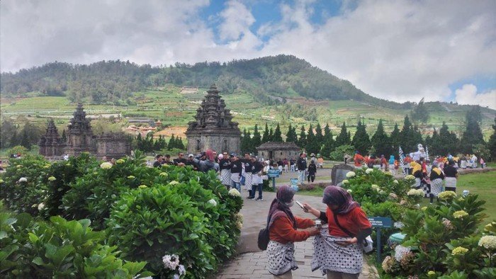 suasana-di-objek-wisata-di-komplek-candi-arjuna-dieng-pada-minggu-1512023_169